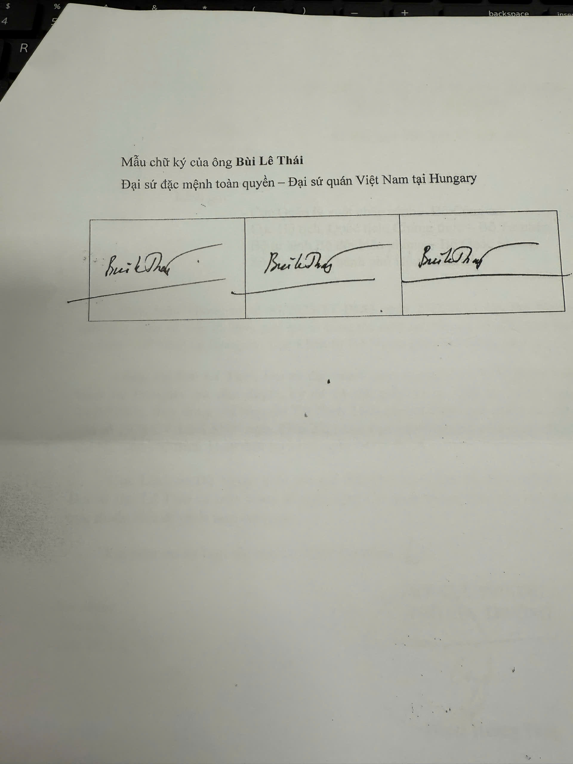 Thông báo chữ ký lãnh sự của đồng chí Bùi Lê Thái, Đại sứ đặc mệnh toàn quyền nước CHXHCN Việt Nam tại Hungary.